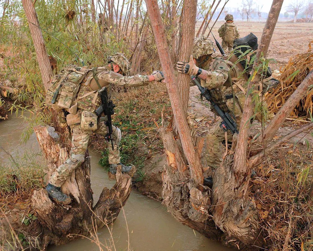 Afganistan'ın Helmand eyaletinde yaya devriyesindeki Royal Marines askerleri