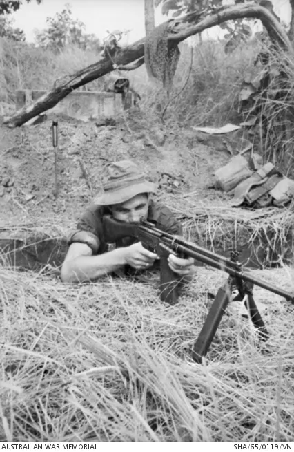 Bipod takılı L2A1 ağır namlulu otomatik tüfek