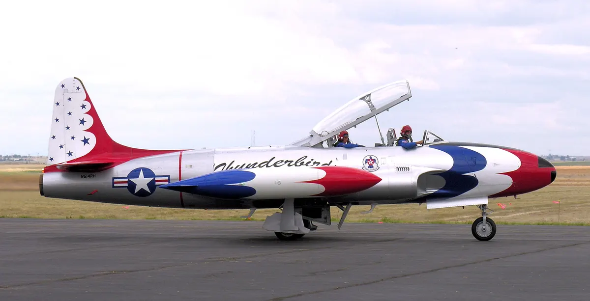 Yerde duran bir Lockheed T-33 Shooting Star jet eğitim uçağı