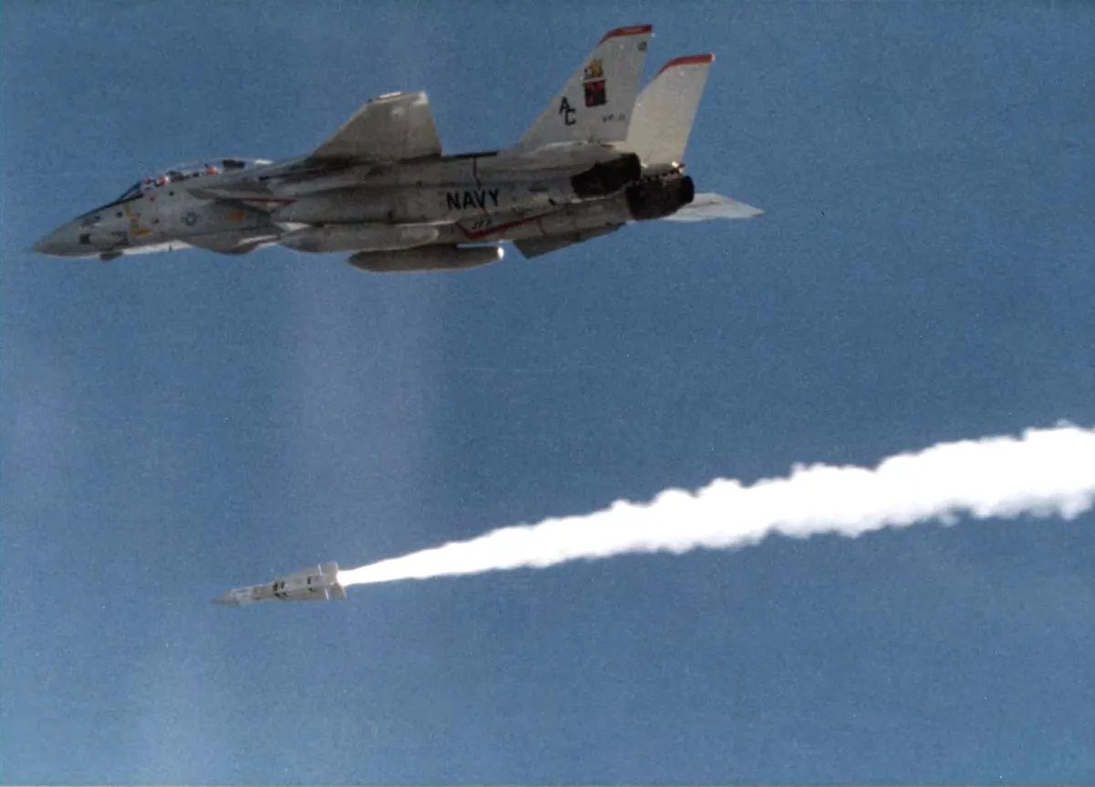 Bir AIM-54 Phoenix hava-hava füzesi ateşleyen F-14 Tomcat