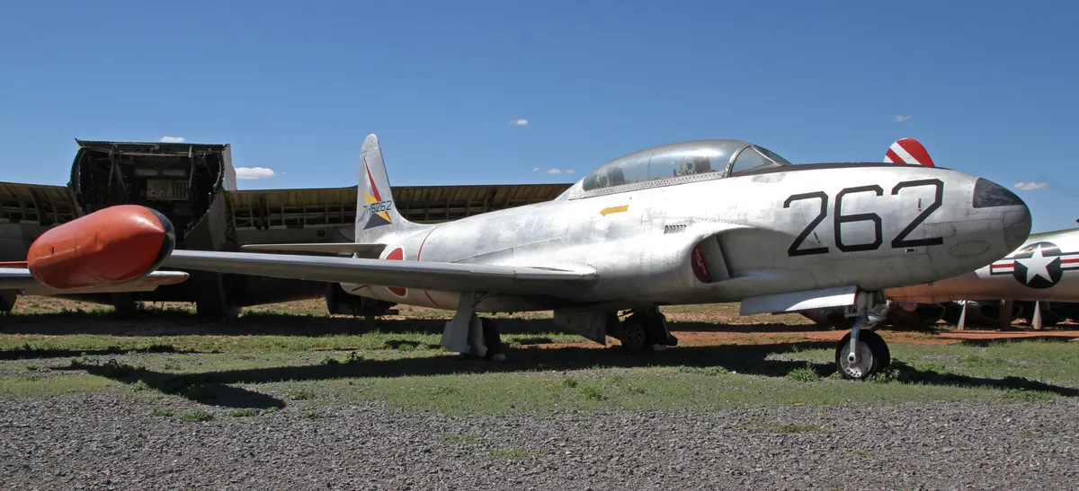 Statik sergide restore edilmiş bir Lockheed T-33 Shooting Star gövdesi