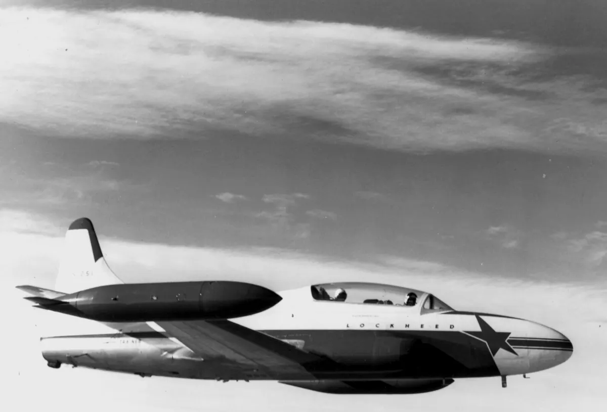 Bir Lockheed T2V SeaStar uçak gemisi eğitim uçağı