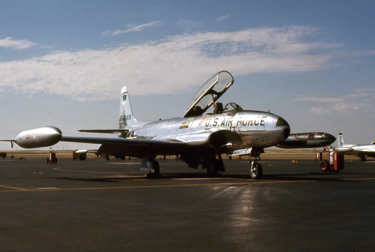 Bir Lockheed T-33 Shooting Star jet eğitim uçağı