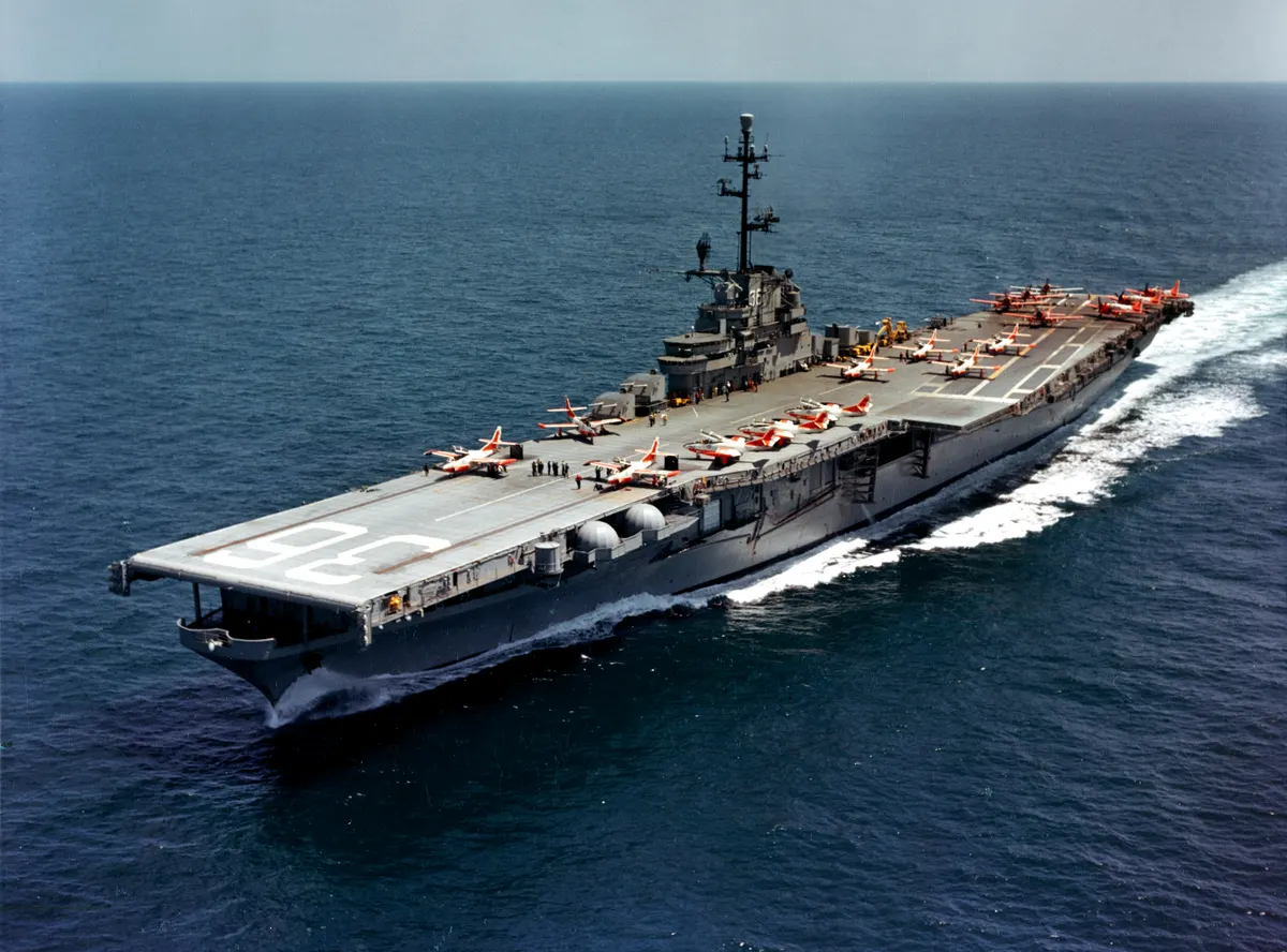 Denizde seyreden uçak gemisi USS Antietam