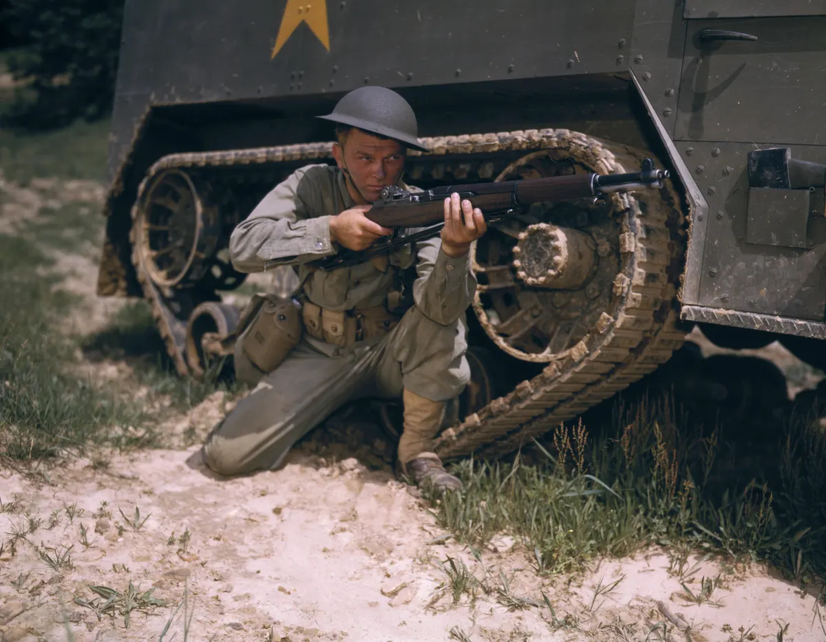 II. Dünya Savaşı sırasında Amerikan askerinin elinde tuttuğu M1 Garand tüfeği