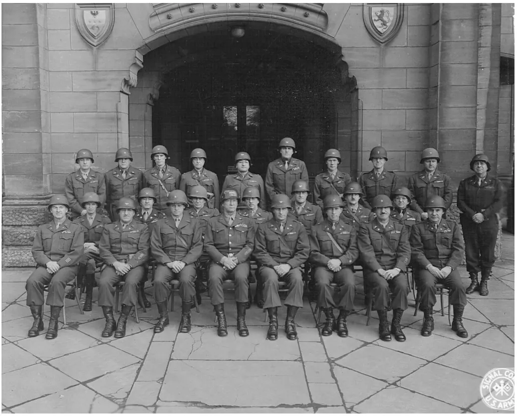 Üniforma giymiş General George S. Patton'ın portre fotoğrafı