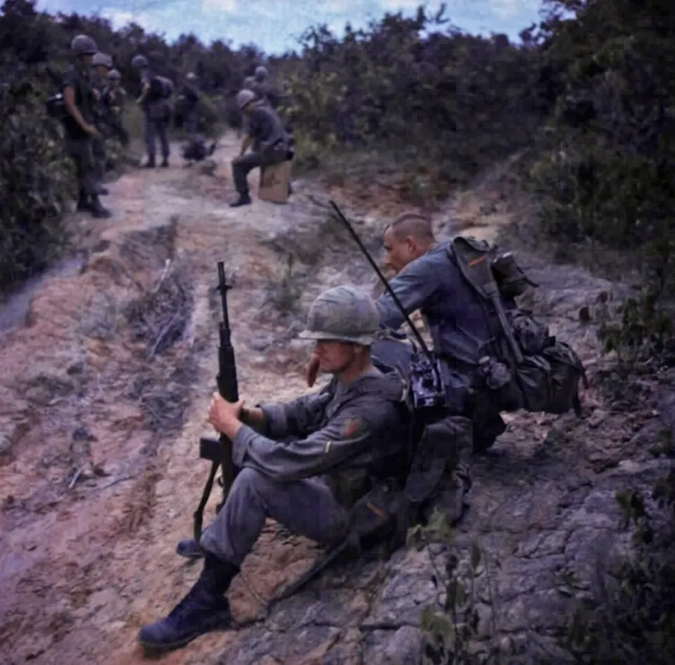 Vietnam'da M14 tüfeği taşıyan Amerikalı asker