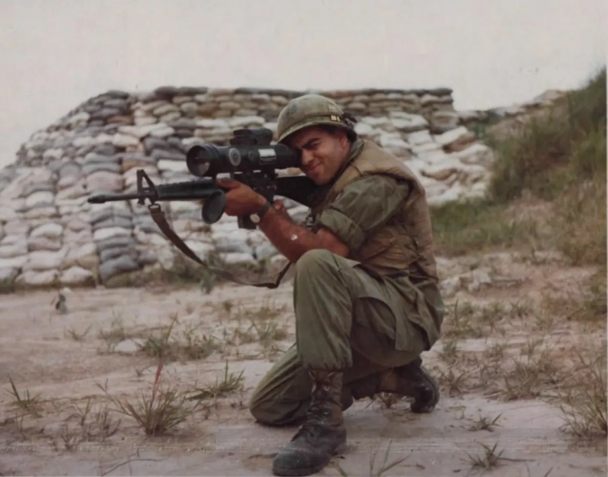 Vietnam dönemi üniforması içinde bir ABD askerinin portresi