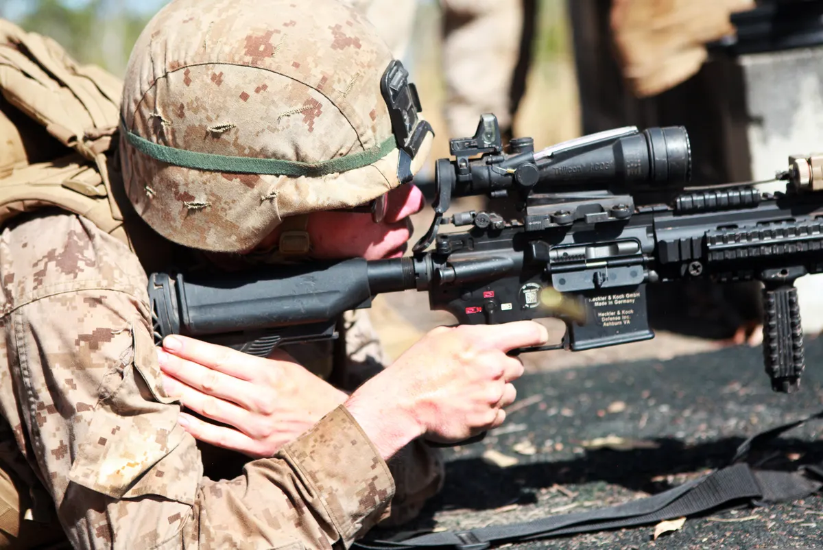 M27 Infantry Automatic Rifle taşıyan ABD Deniz Piyadesi