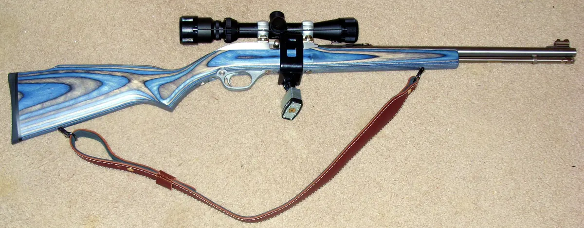 Marlin Model 60 ahşap dipçikli ve boru şarjörlü yarı otomatik kenar ateşlemeli tüfek