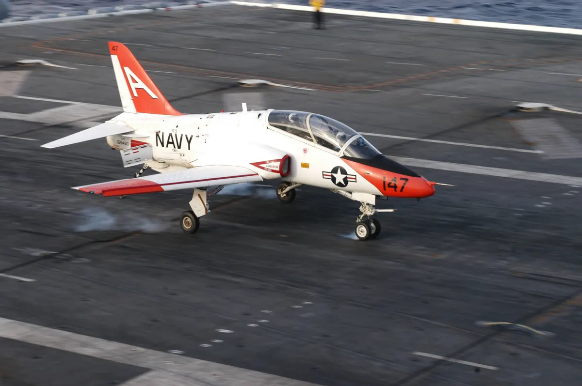 T-45C Goshawk jet eğitmeni tail hook inmiş, uçak gemisinde iniş yapıyor