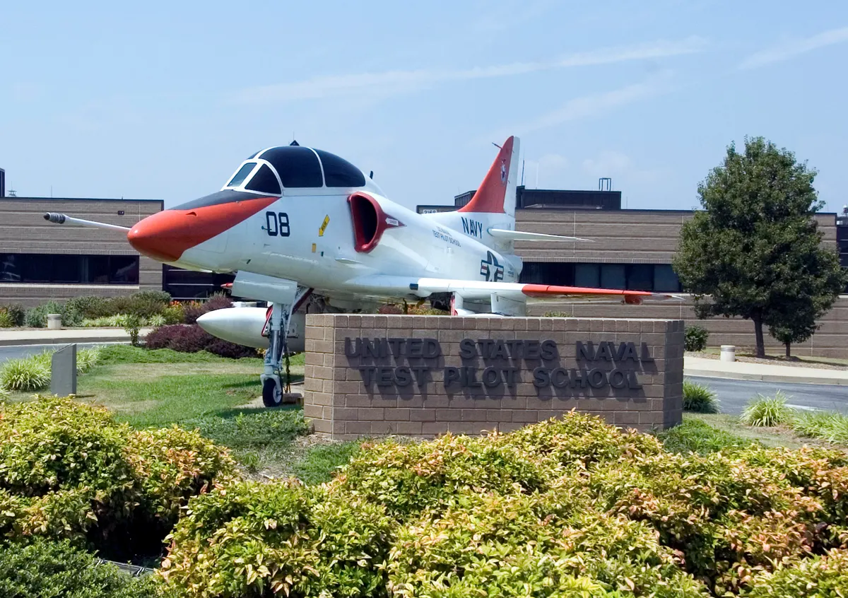 Pistte duran, iki koltuklu Douglas TA-4J Skyhawk Donanma jet eğitim uçağı