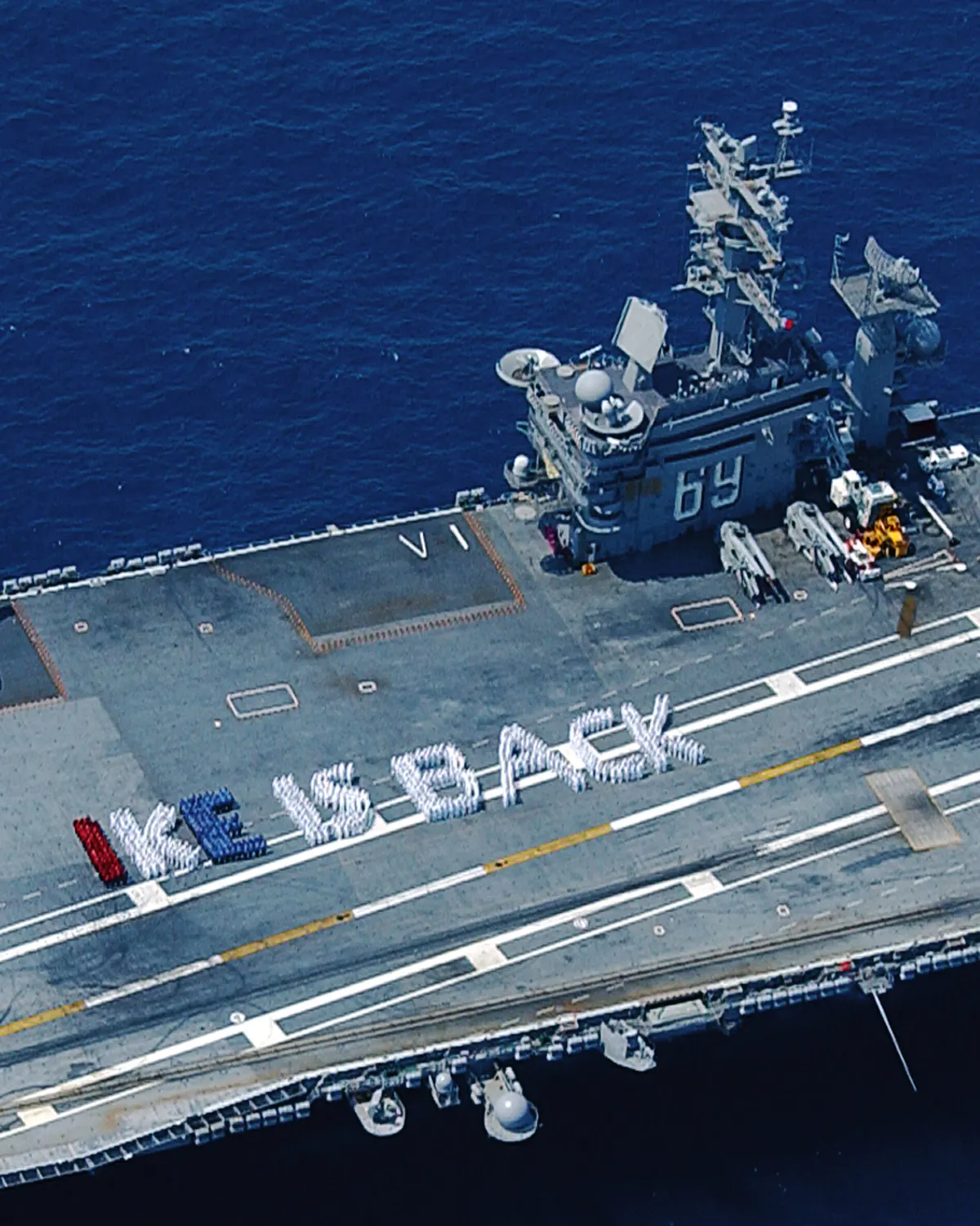 Güverte uçuş operasyonları yürüten USS Dwight D. Eisenhower uçak gemisi