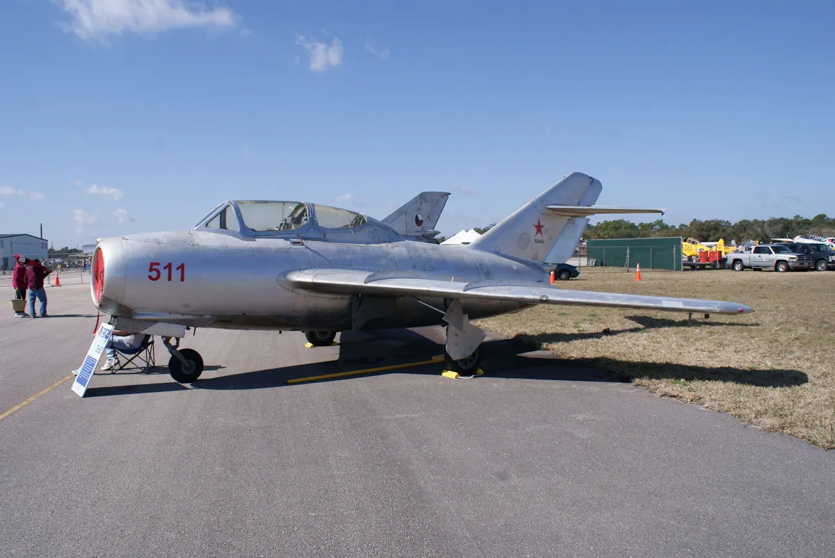 Uçuş halinde iki koltuklu MiG-15UTI jet eğitim uçağı