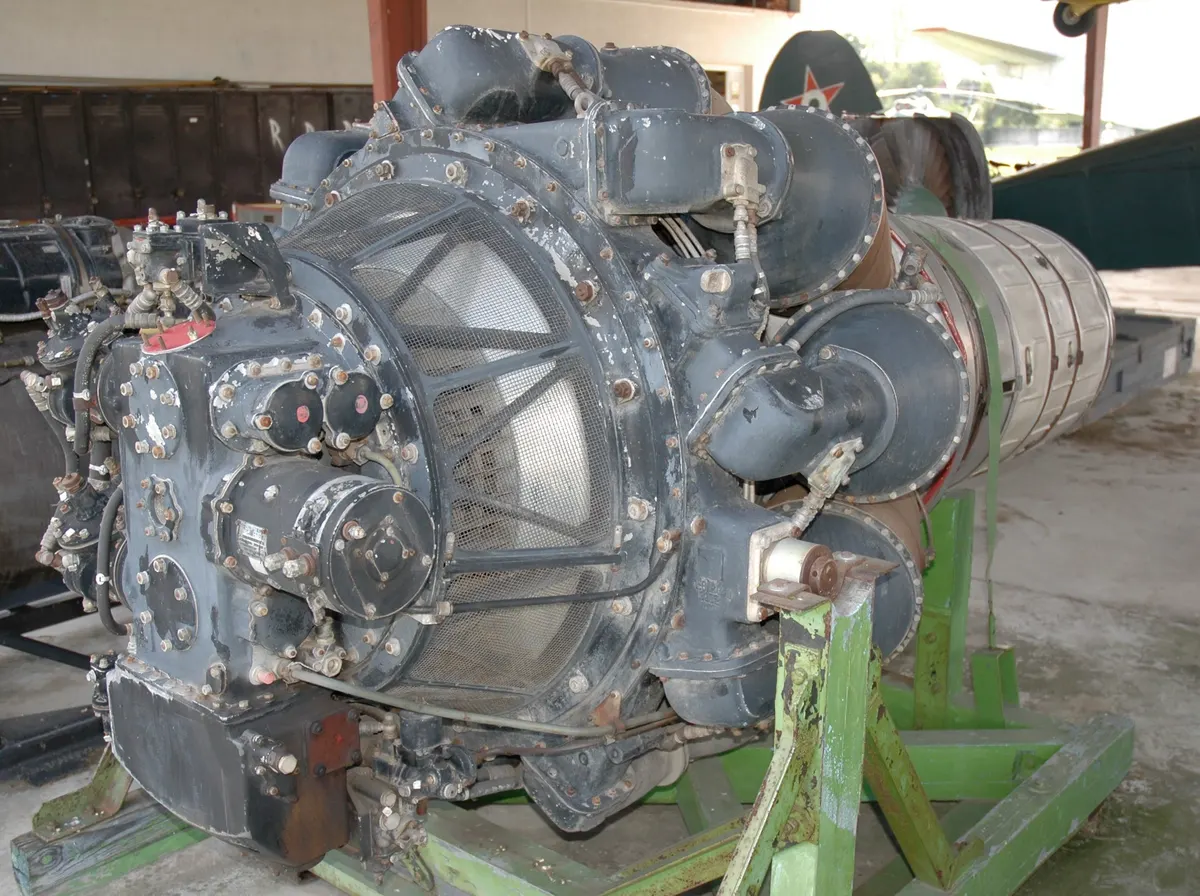 Sergilenen bir Klimov RD-45 santrifüj akışlı turbojet motoru