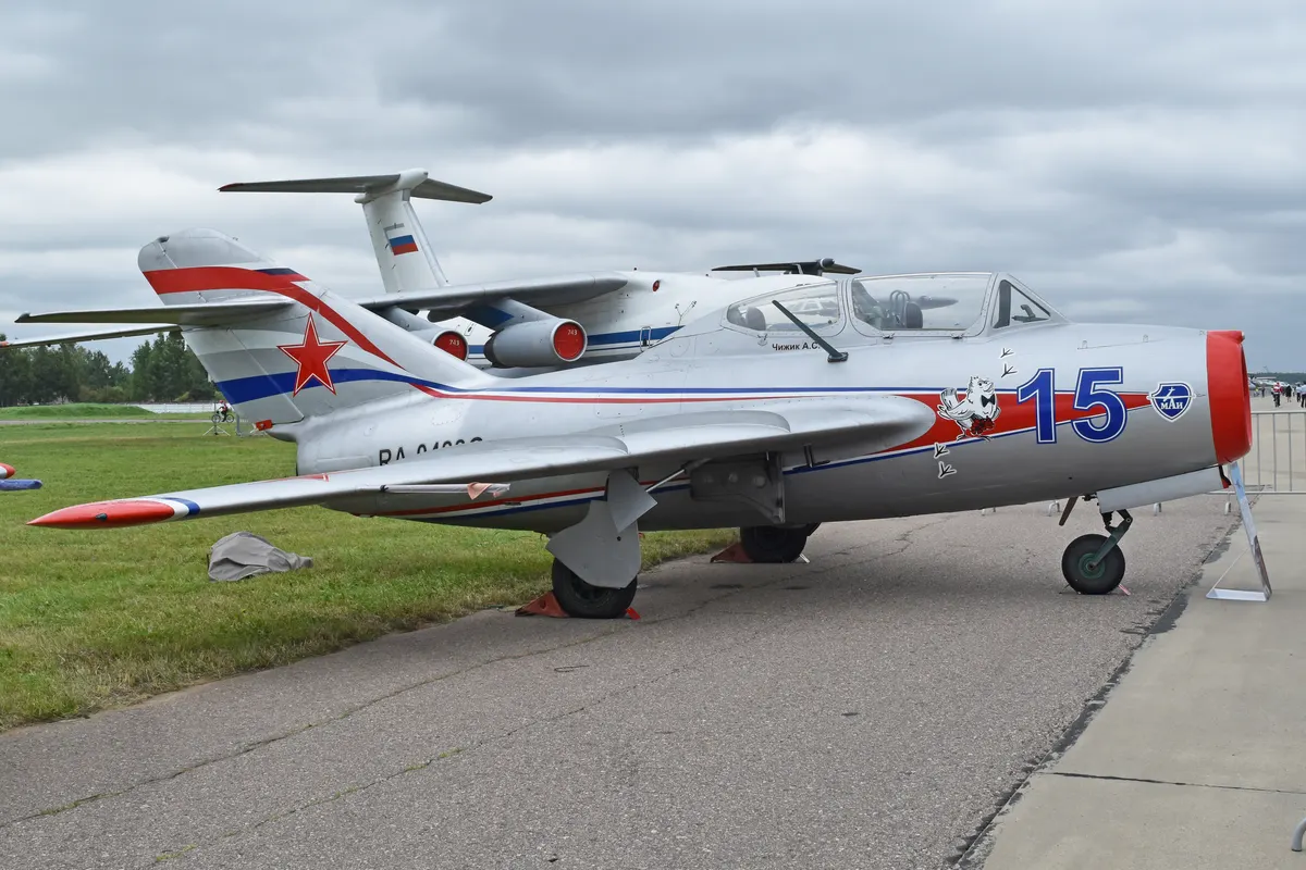 Sovyet Hava Kuvvetleri işaretleri taşıyan iki koltuklu Mikoyan-Gurevich MiG-15UTI jet eğitim uçağı