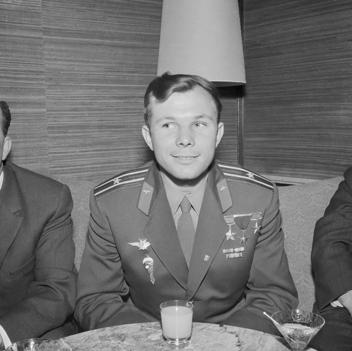 Sovyet Hava Kuvvetleri üniformasıyla kozmonot Yuri Gagarin'in portresi