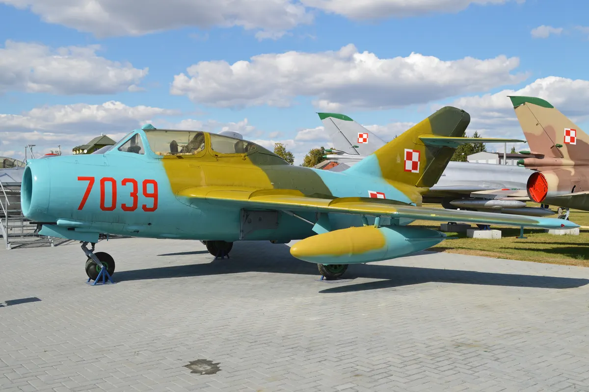 MiG-15UTI'nin Polonya versiyonu olan iki koltuklu PZL-Mielec SBLim-2 jet eğitim uçağı