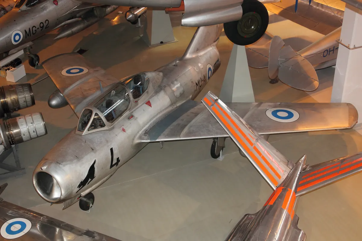 Fin Hava Kuvvetleri işaretleri taşıyan MiG-15UTI jet eğitim uçağı