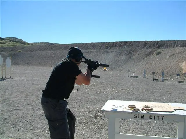 Mini Uzi makineli tabancası