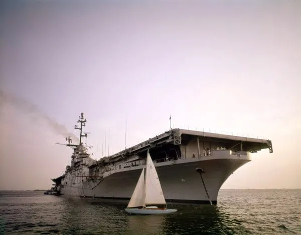Denizde USS Antietam uçak gemisi