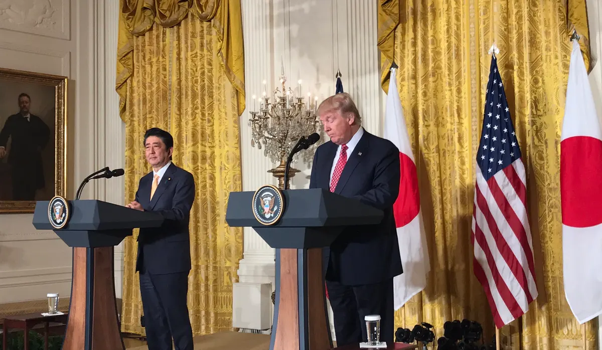 Şubat 2017'de Donald Trump ve Shinzo Abe'nin birlikte basın açıklaması