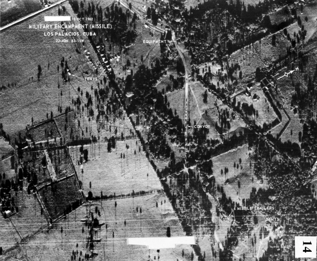 Küba'daki bir füze sitesinin gizliliği kaldırılmış siyah-beyaz hava keşif fotoğrafı