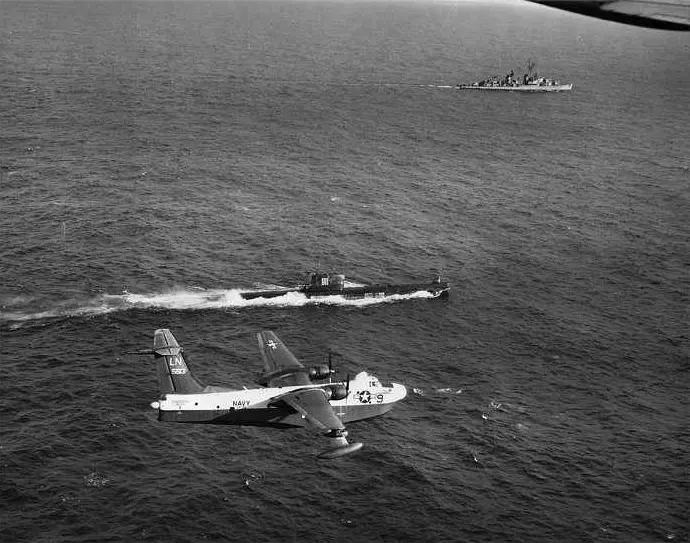 1962 Küba Füze Krizi sırasında denizde görev yapan ABD Deniz Kuvvetleri destroyeri