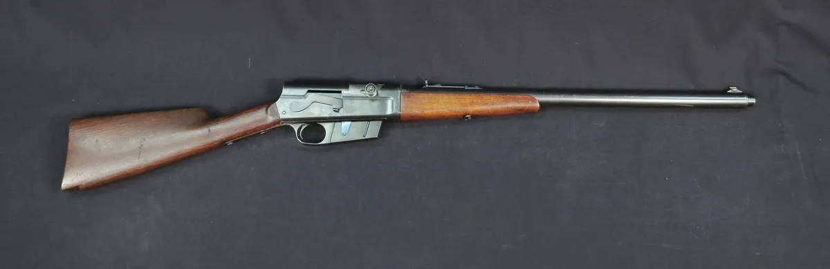 Tabanca kabzalı Remington Model 81 Woodsmaster tüfek