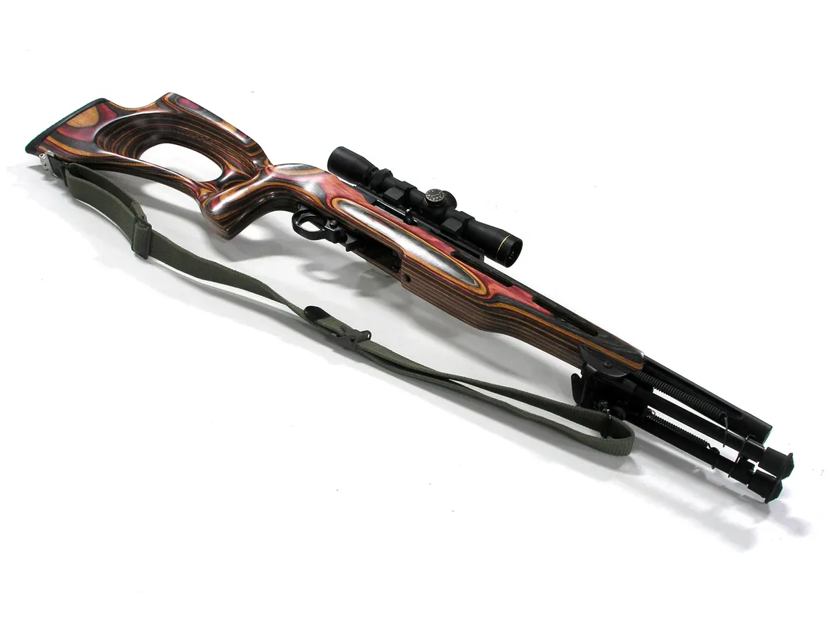 Ahşap dipçikli Ruger 10/22 yarı otomatik kenar ateşlemeli karbine