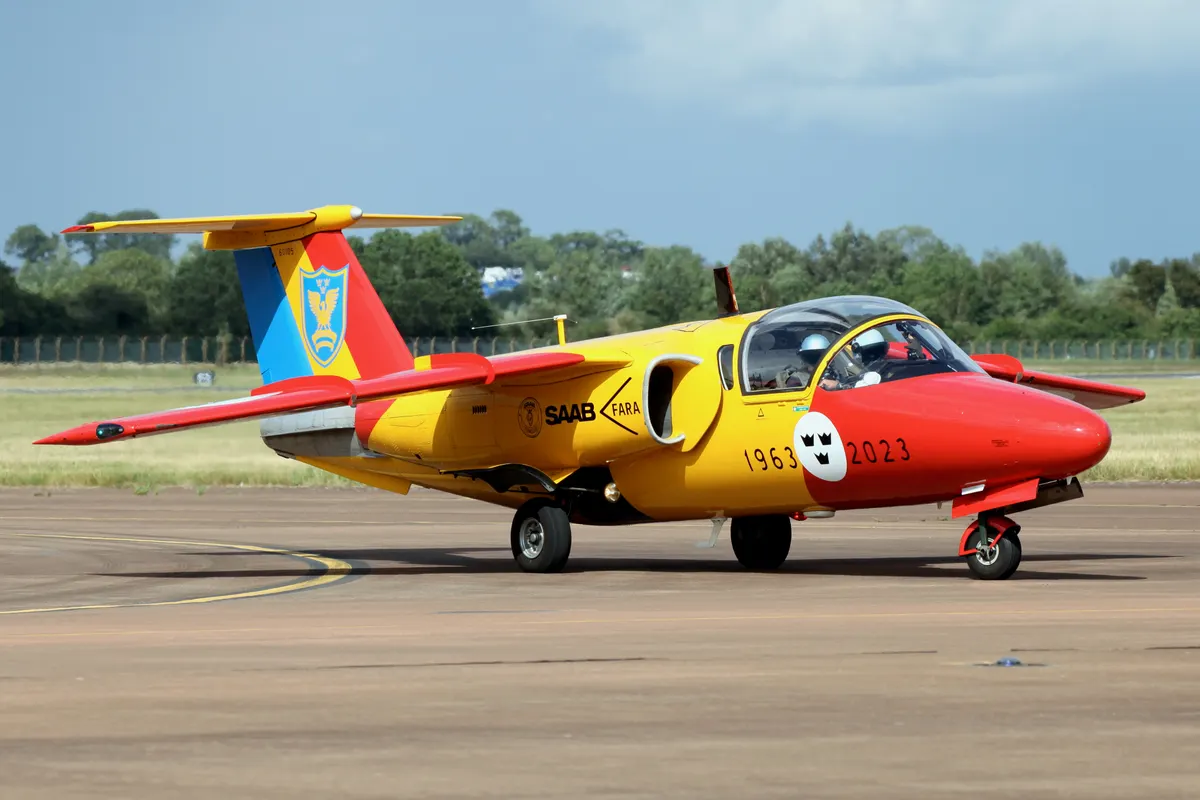 Uçuş halinde İsveç Hava Kuvvetleri'ne ait Saab 105 Sk 60 jet eğitim uçağı