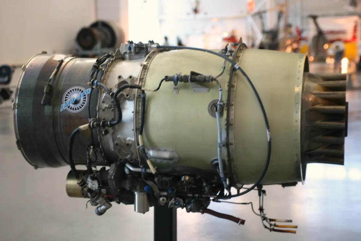 Küçük bir Williams International FJ44 turbofan motoru