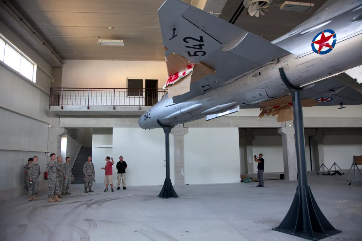 Yugoslav Hava Kuvvetleri'ne ait MiG-21 Fishbed avcı uçağı