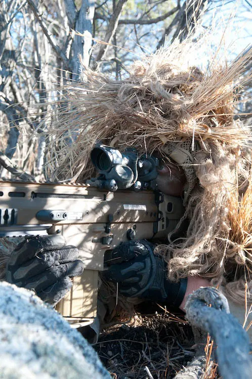 FN SCAR SSR Mk 20 Mod 0 modelinin atış poligonunda masa üzerinde duruşu