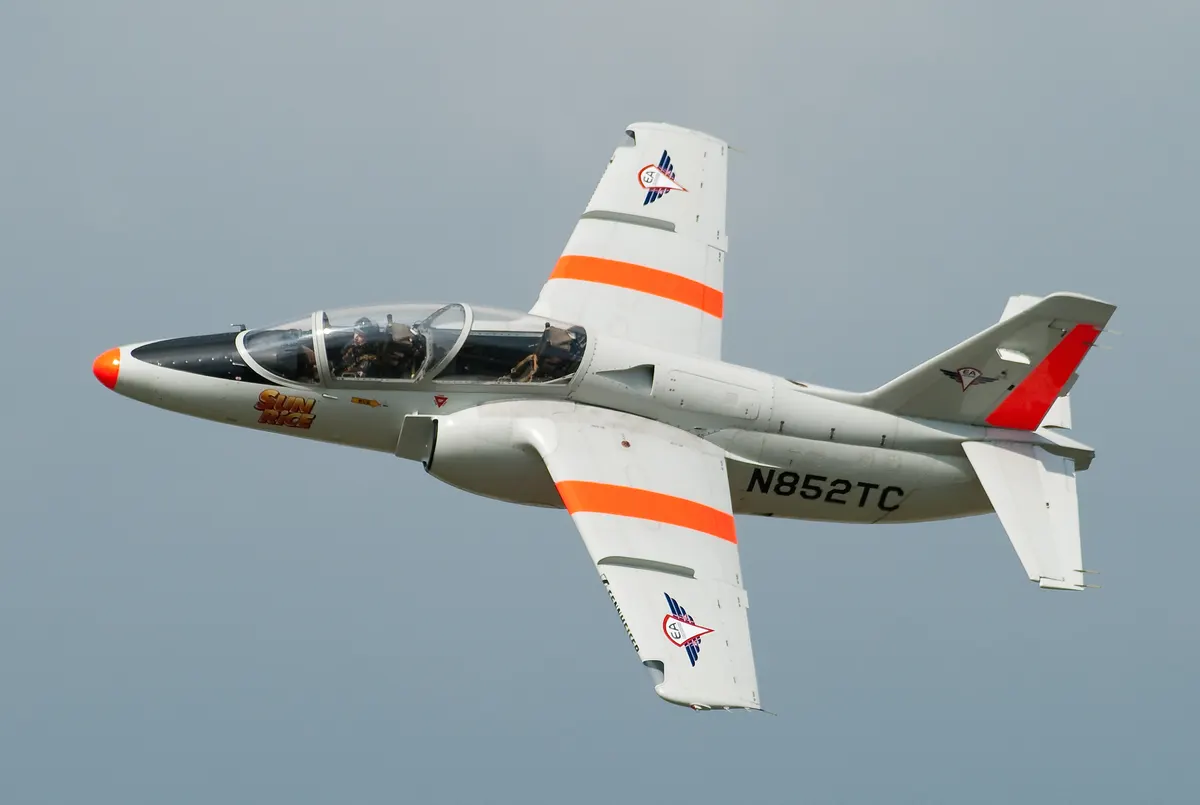 Uçuş halinde iki koltuklu bir SIAI-Marchetti S.211 jet eğitim uçağı