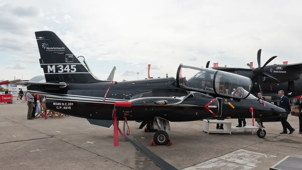 Bir Aermacchi M-345 jet eğitim uçağının cam kokpiti
