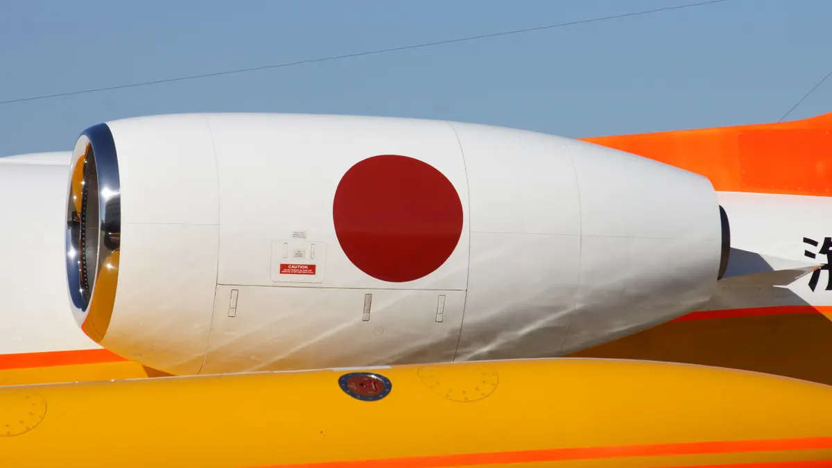 Bir iş jetinde Garrett TFE731 turbofan motoru