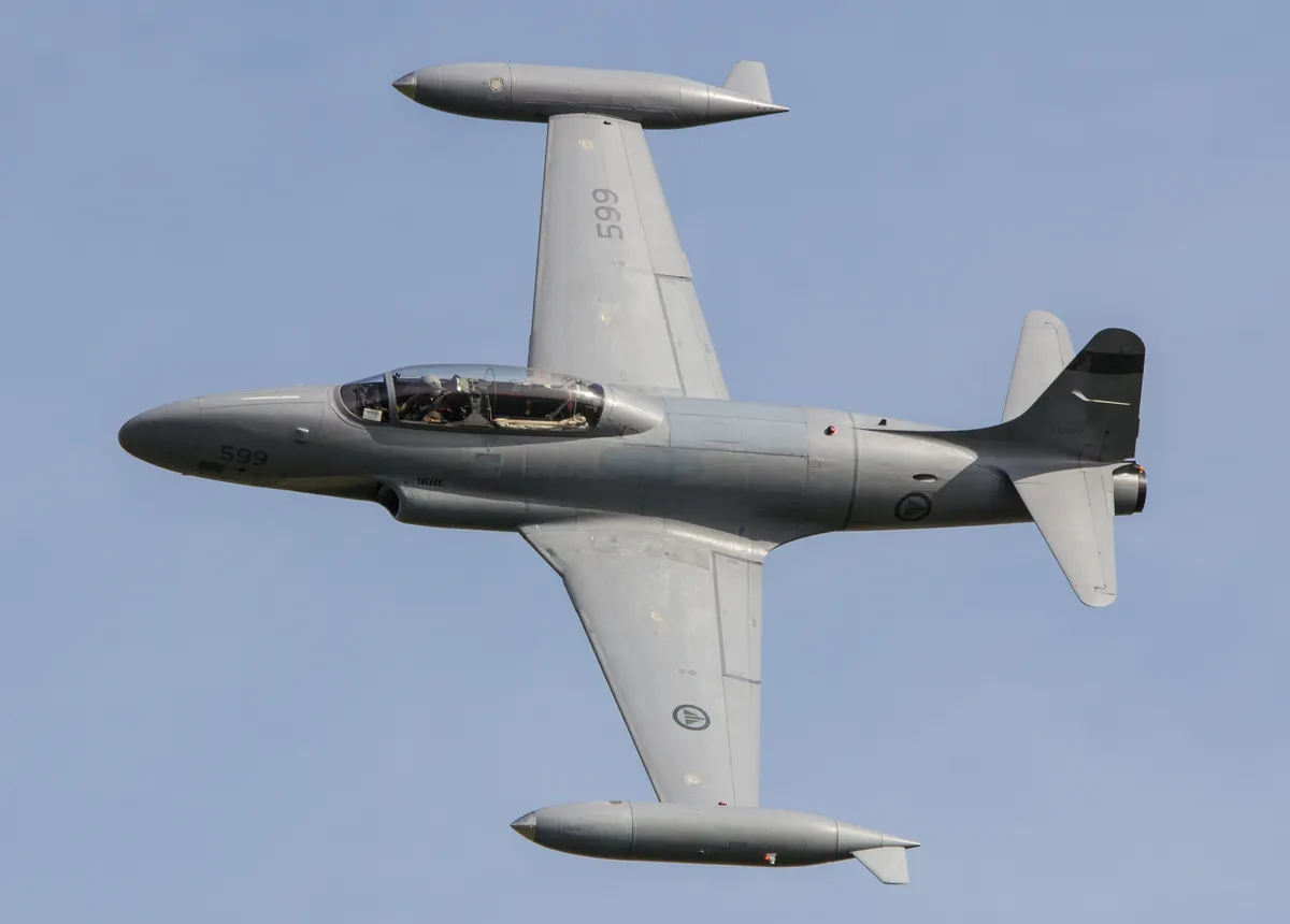 Yerde duran bir Canadair CT-133 Silver Star eğitim uçağı