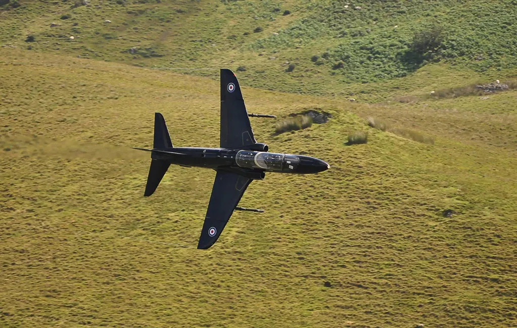 Uçuş halinde BAE Systems Hawk jet eğitim uçağı