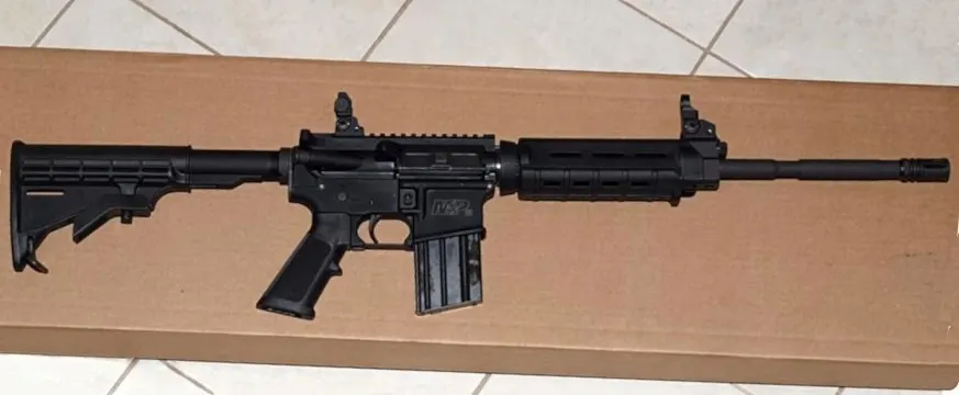 Smith & Wesson M&P15 tüfek sağ yandan fotoğraflanmış
