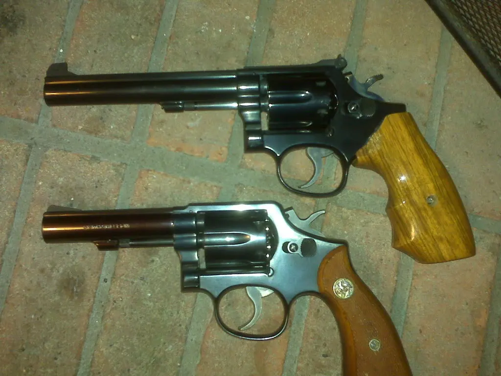 Smith & Wesson Model 10 revolver basit arka plan üzerinde