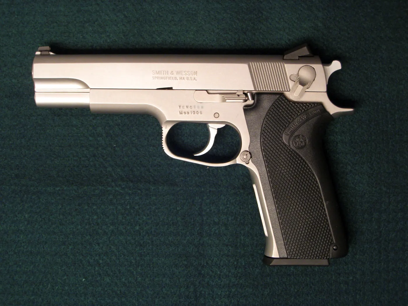 Smith & Wesson Model 1006 tabancası