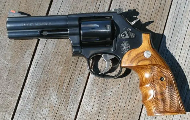 Smith & Wesson Model 586 revolveri