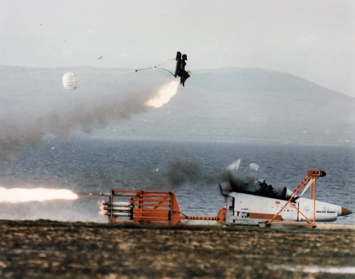 Bir Martin-Baker uçak fırlatma koltuğu