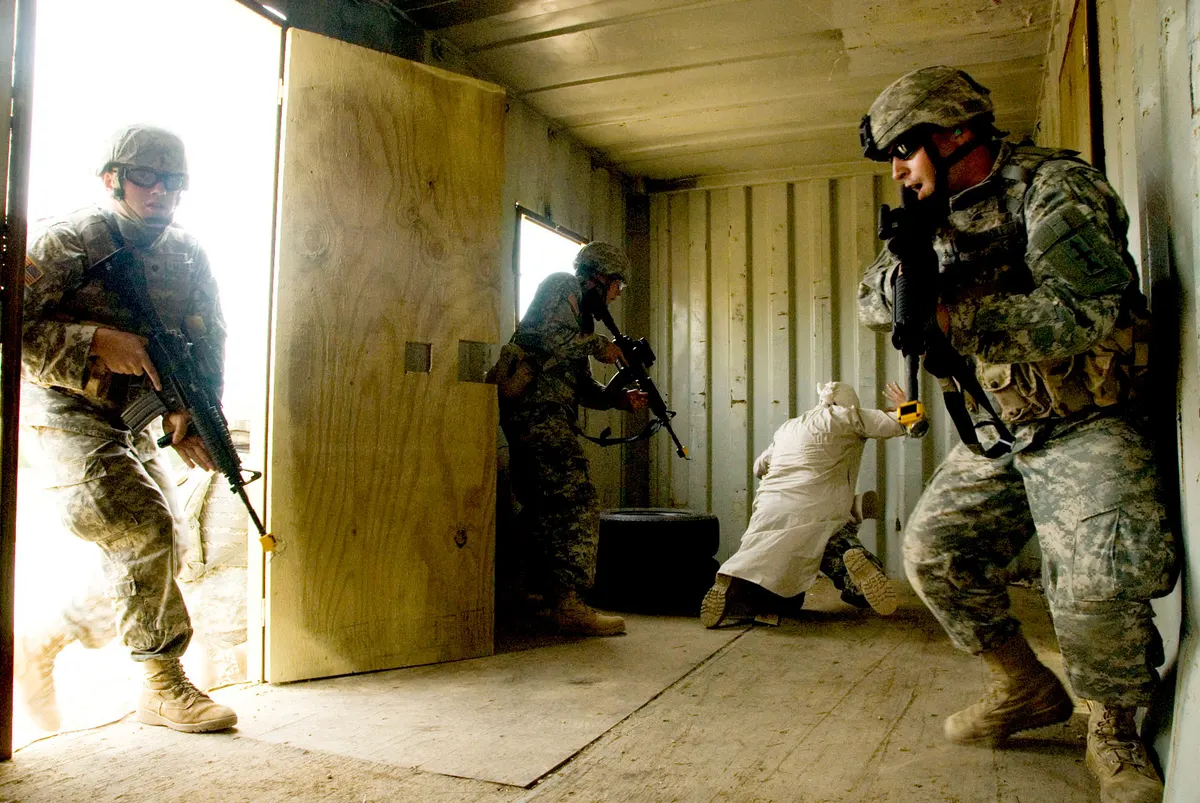 Fort McCoy'da tüfek eğitimi alan Wisconsin Ulusal Muhafız Birliği askerleri