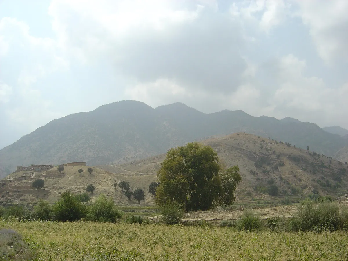 Afganistan'daki Tora Bora mağara kompleksinin dağlık arazisi
