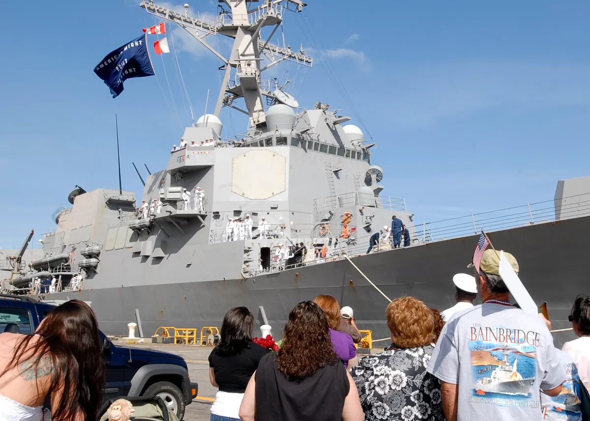 Denizde seyir halindeki ABD muhribi USS Bainbridge