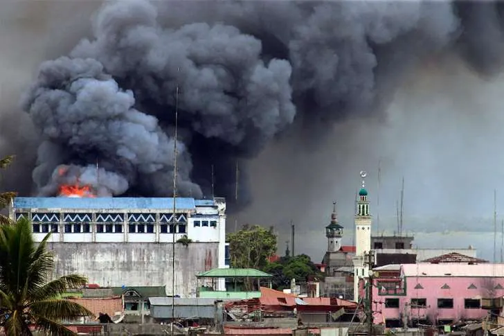 2017 kuşatmasının ardından Marawi kentinde hasarlı binalar