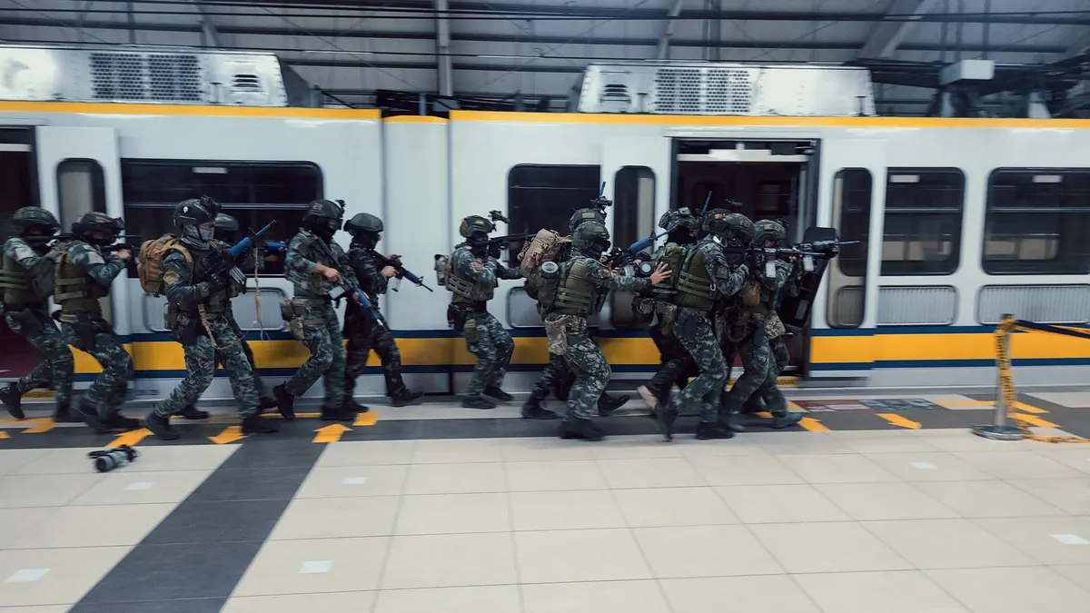 Taktik teçhizatlı PNP Özel Harekat Gücü personeli