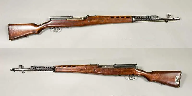 Ahşap kabzalı Tokarev SVT-40 yarı otomatik tüfeğin sağ profilden görünümü